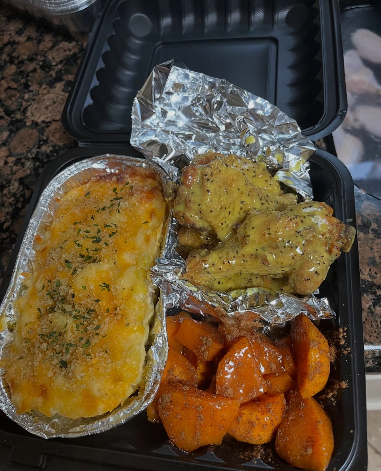 8 Wings & 2 Sides Lunch Plate