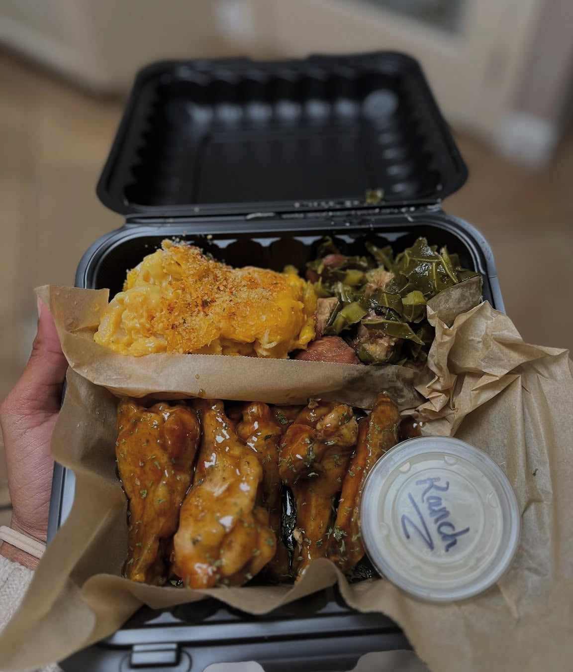 8 Wings & 2 Sides Lunch Plate